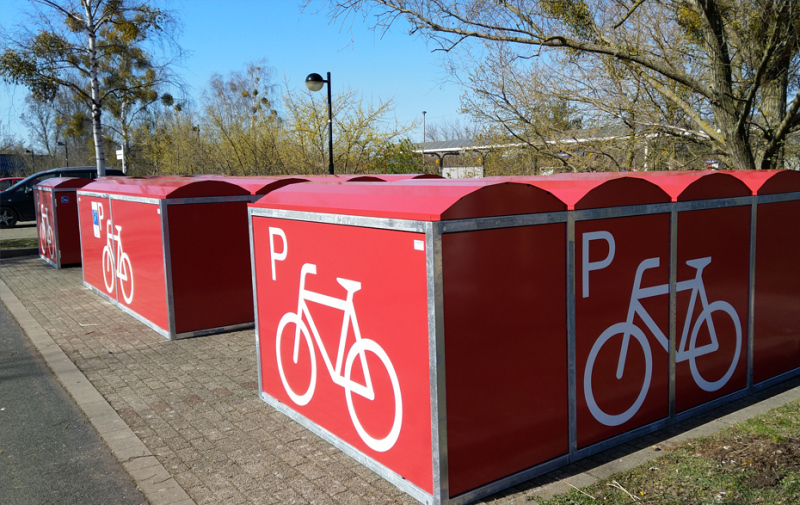 Foto: rote Fahrradboxen