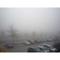 Foto vom 9. November 2011: parkende Autos und zwei Busse in Nebel gehüllt