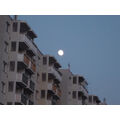 Foto vom 6. März 2012: Mondaufgang über Häuserblock