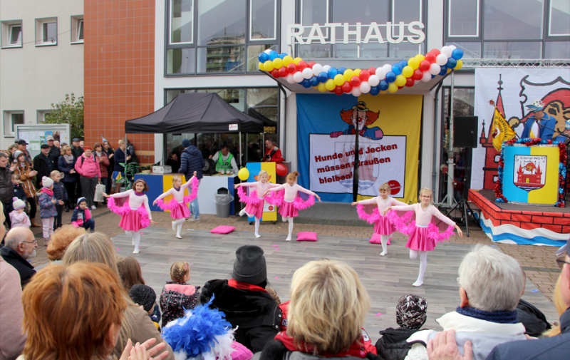 Foto: Tanzgruppe vor dem Rathauseingang