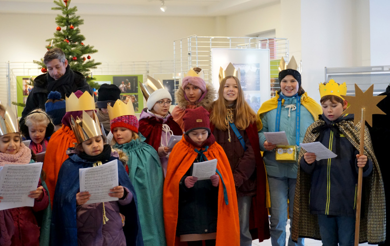 Foto: Kinder mit goldenen Kronen singen gemeinsam