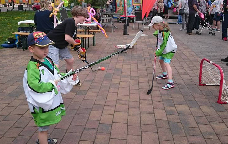 Foto: 3 Kinder spielen Hockey Foto: 3 Kinder spielen Hockey