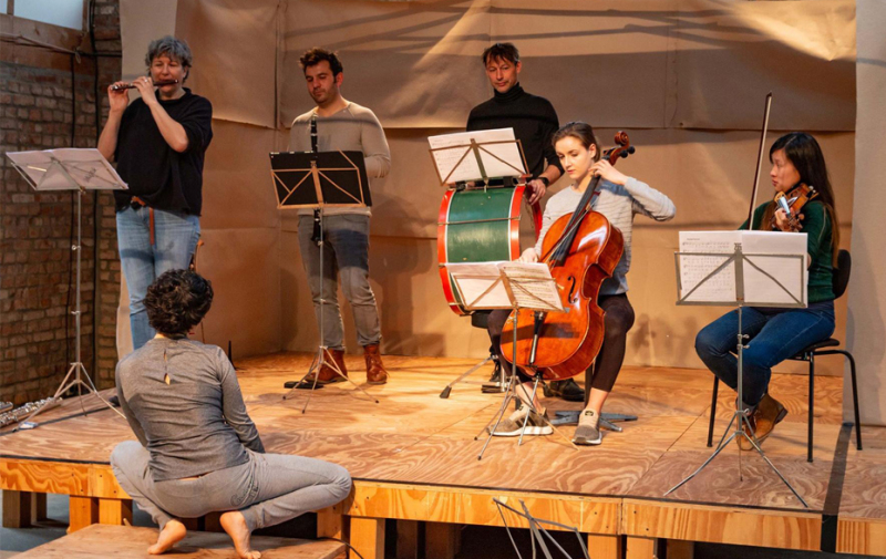 Gruppenfoto mit 5 Musikern auf der Bühne und 1 Person davor