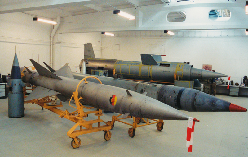 Foto: Raketen in einer Ausstellungshalle