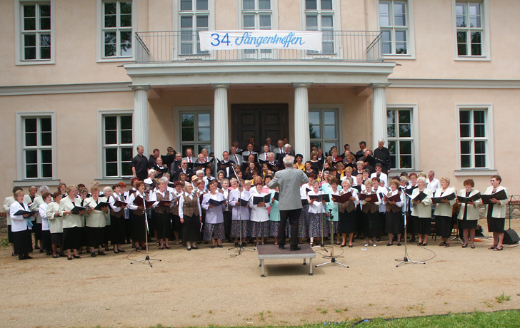Foto: Chöre vor dem Criewener Schloss Foto: Chöre vor dem Criewener Schloss