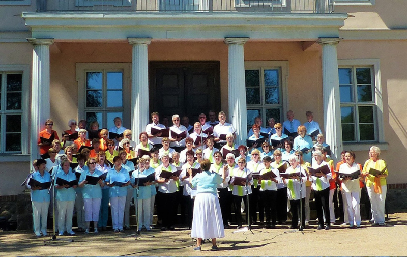 Foto: Chöre auf der Schlosstreppe