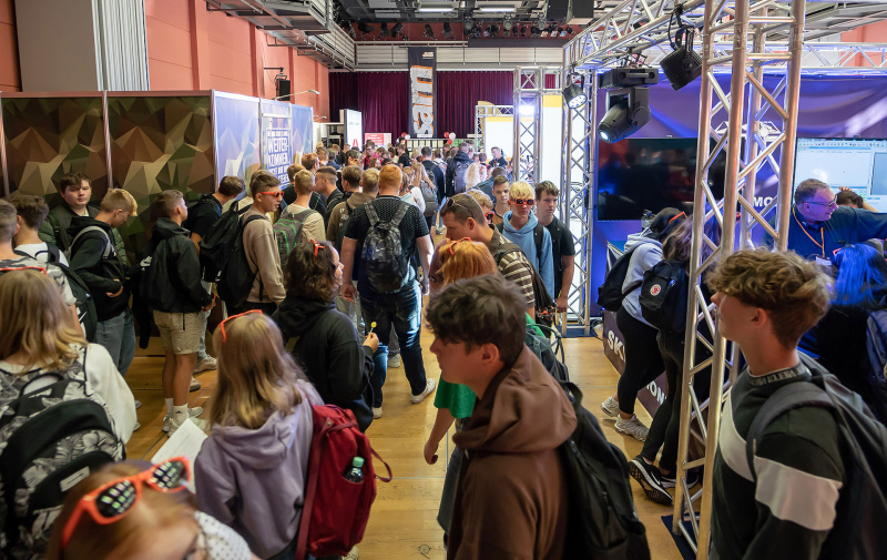 Foto: viele junge Leute gehen von Messestand zu Messestand Foto: viele junge Leute gehen von Messestand zu Messestand
