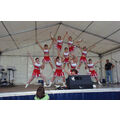 Foto: Zehn Mädchen des Uckermärkischen Boxvereins zeigen eine akrobatische Figur auf der Bühne. 