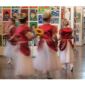 Foto: tanzende Ballettkinder vor einer Ausstellungswand