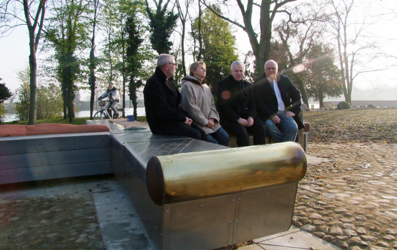 Foto: 4 Personen sitzend auf der Kreuzbank