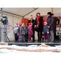 Foto: Kindergruppe und Erwachsene auf der Bühne