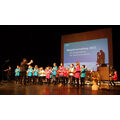 Foto: Kindergruppe mit Blasinstrumenten auf der Bühne