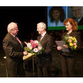 Foto: Polzehl gratuliert und überreicht Urkunde und Blumen