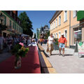 Foto: Besucher flanieren in der mit Bänken bestückten sanierten Straße.