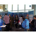 Foto: Am Stand der Bundeswehr stehen junge Leute und Bundeswehrsoldaten.