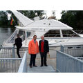 Foto: Zwei Herren stehen auf einem Bootsanleger .