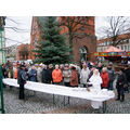 Foto: langer Tisch mit dem Stollen auf dem Vierradener Platz