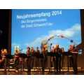 Foto: Diverse Musiker der Big Band in Aktion auf der Bühne.