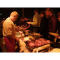 Foto: Koch serviert geschnittenen Kasslerbraten