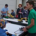 Foto: Schüler mit Lego-Fahrzeugen und Tablett