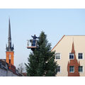Foto vom 27. November 2014: Der Weihnachtsbaum am Kirchlplatz erhält seine Beleuchtung.