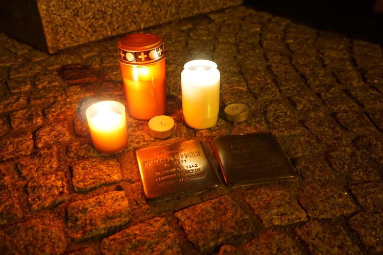 Foto: Kerzen neben den 2 Stolpersteinen