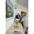 Foto: Bürgermeister zeigt den Gästen das Goldene Buch.