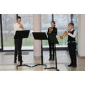 Foto: drei Musikschüler mit Trompete bei der Ausstellungseröffnung