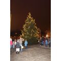 Foto: Treffpunkt der Familien mit Lampions am beleuchteten Weihnachtsbaum.