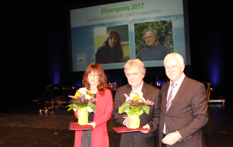 Foto: Bürgermeister mit 2 Preisträgern