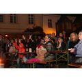 Foto: Publikum an Bierzeltgarnituren bei Nacht