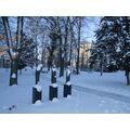 Foto: verschneiter Park mit Skulpturen