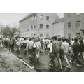 Foto: Demonstranten vor dem Stasi-Gebäude