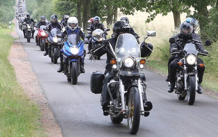 Foto: Motorradschlange auf der Landstraße Foto: Motorradschlange auf der Landstraße
