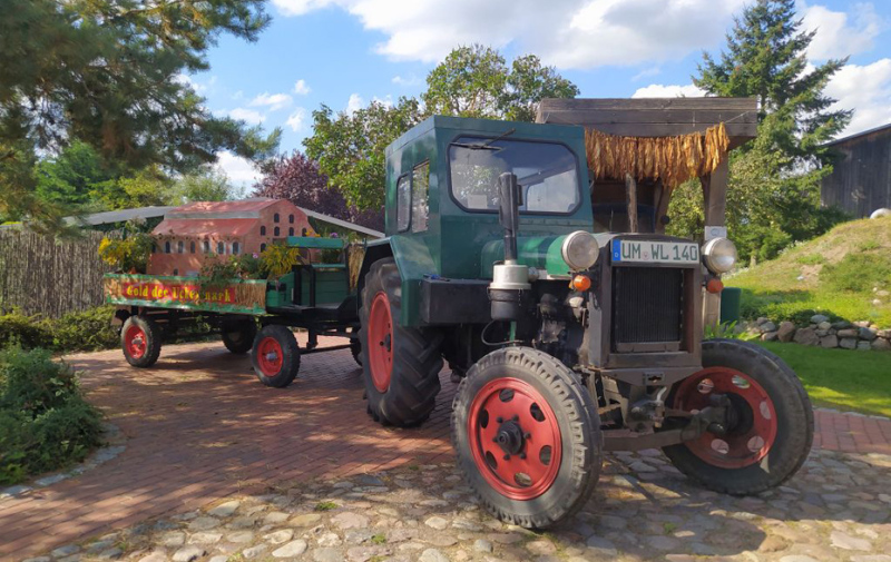 Foto: Traktor mit geschmücktem Umzugswagen