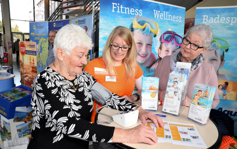 Foto: 2 Seniorinnen am Stand vom AquariUM