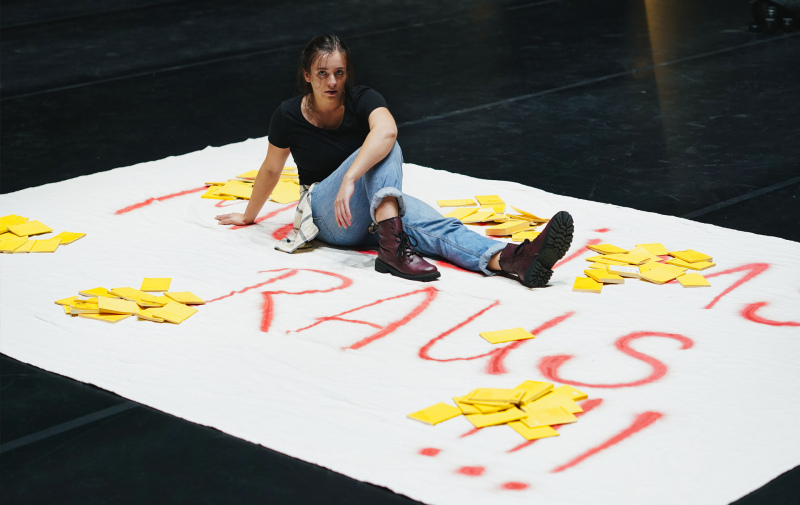 Foto: Schauspielerin sitzt auf einem Transparent