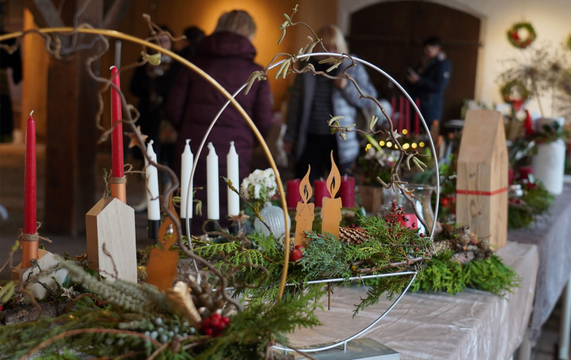 Foto: Tisch mit weihnachtlichen Gestecken und Dekoartikeln