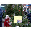 Foto: Mädchen vor einem geschmücken Baum