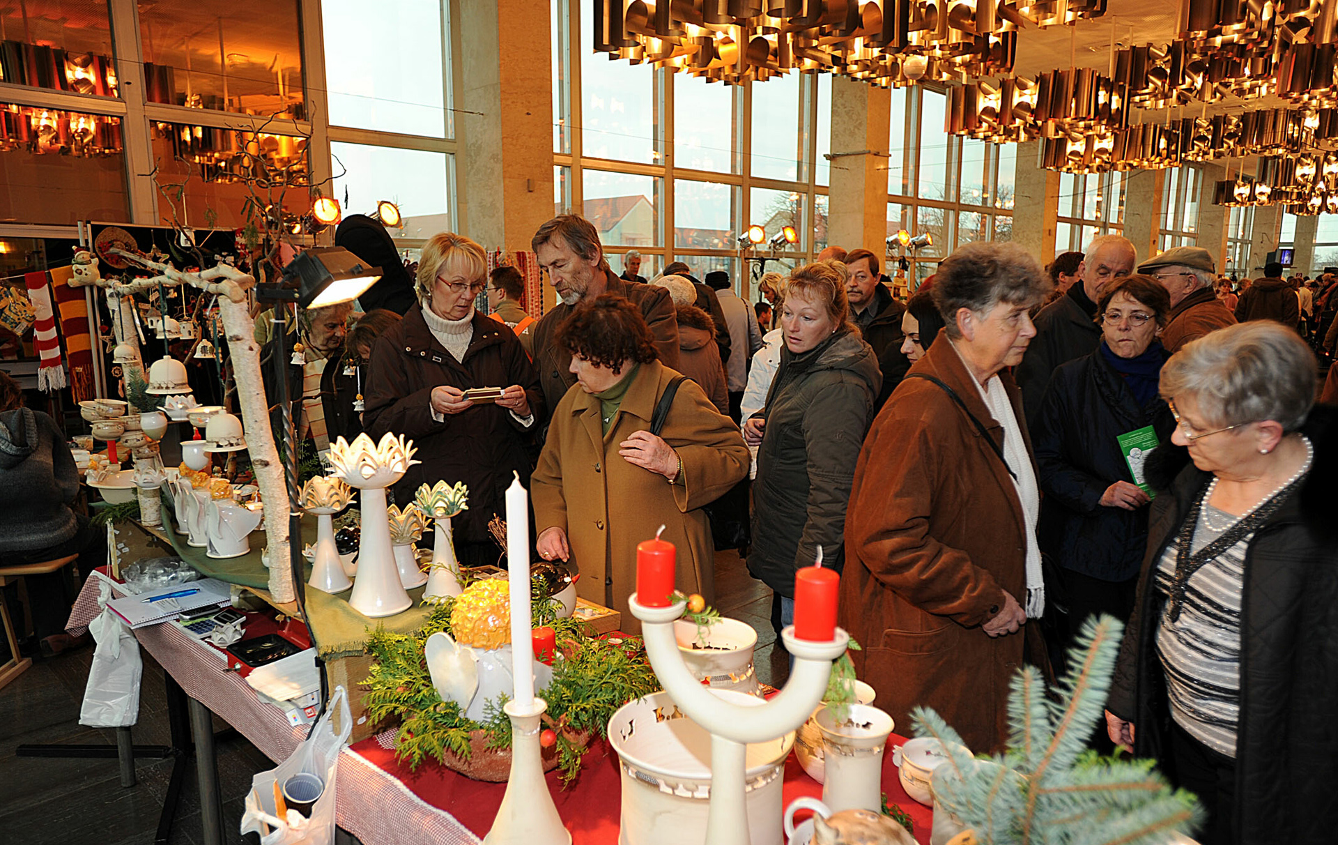 Foto: Besucherinnen und Besucher an weihnachtlichen Ständen