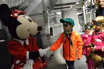 Foto: Kinder im Theaterkeller begrüßen Minnie Maus