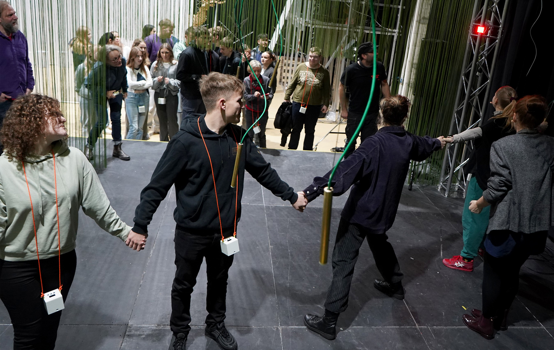 Foto: viele Schülerinnen und Schüler am Spielort