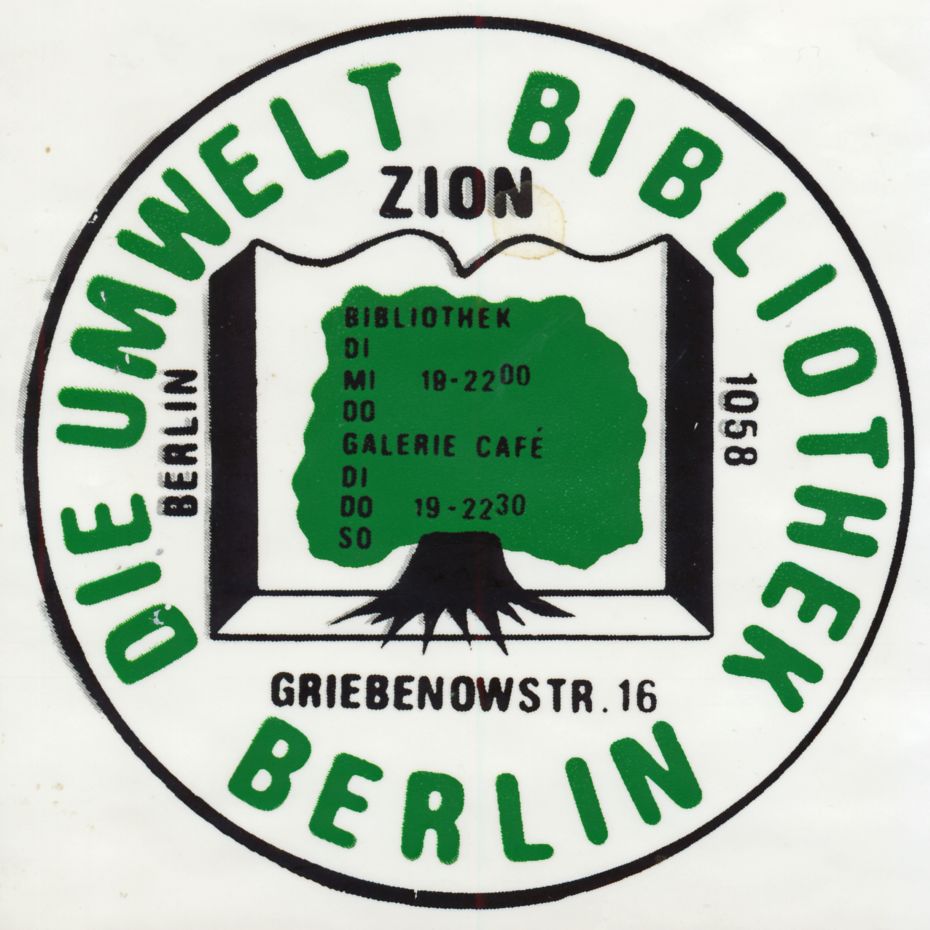 Baum mit umlaufender Schrift: Die Umweltbibliothek Berlin