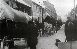 Foto: Pferdefuhrwerke, die eine Straße entlangziehen